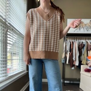 Tan and white houndstooth sweater vest with drop sleeve size large